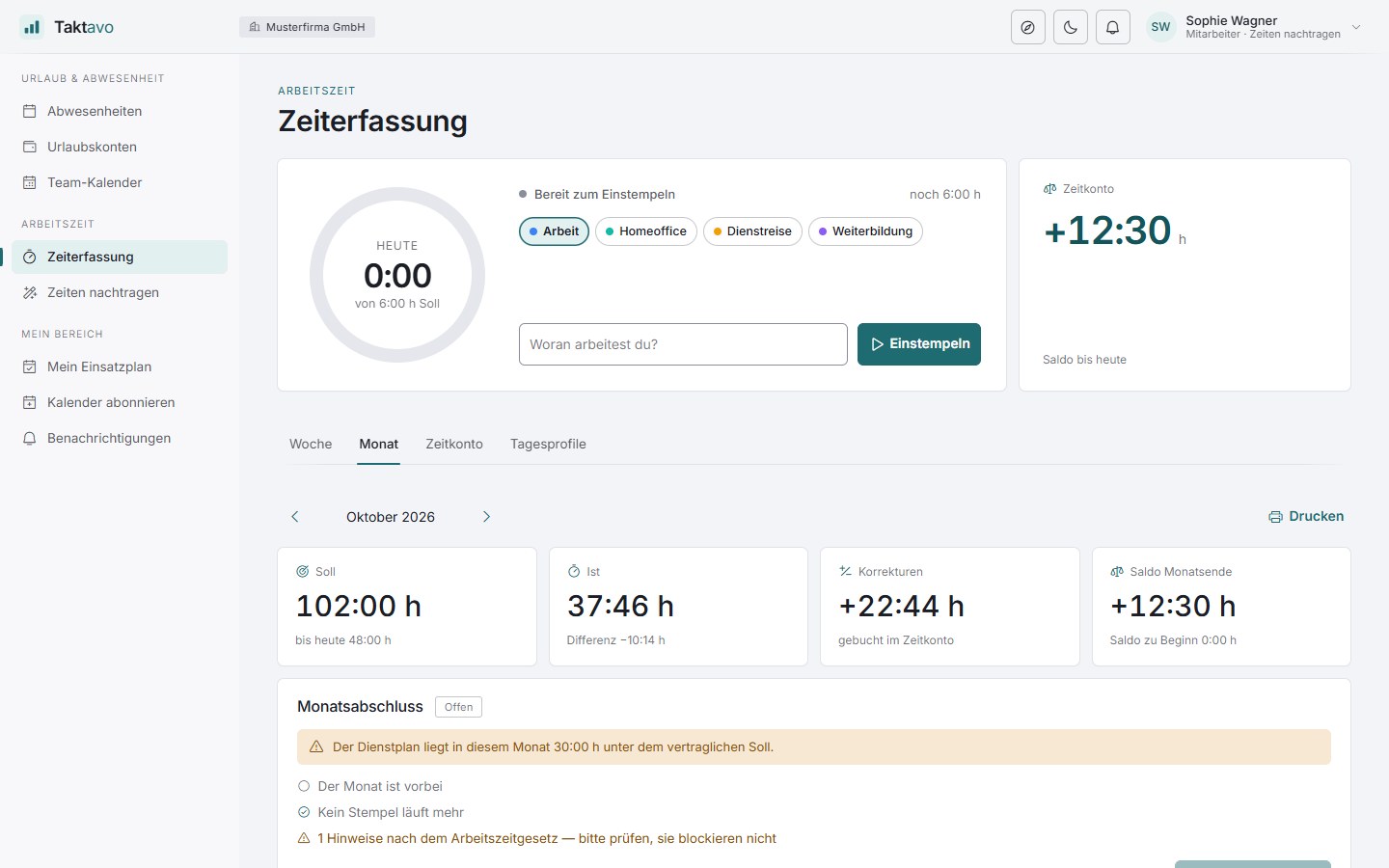 Zeiterfassung: Monat mit Soll, Ist, Korrekturen und Monatsabschluss