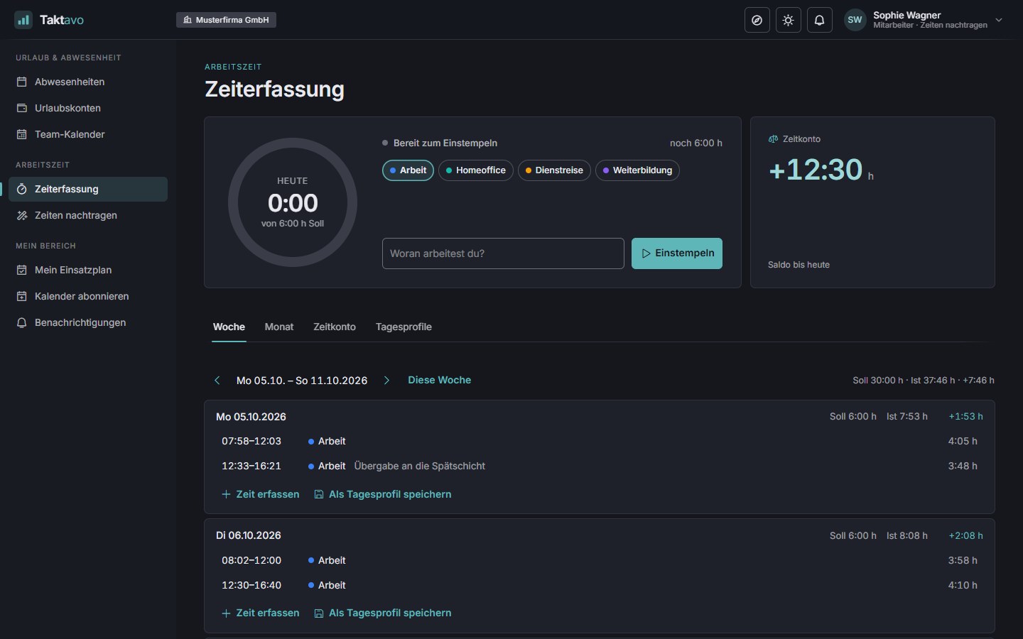 Zeiterfassung: Woche mit Stempeluhr, Einträgen und Soll/Ist je Tag