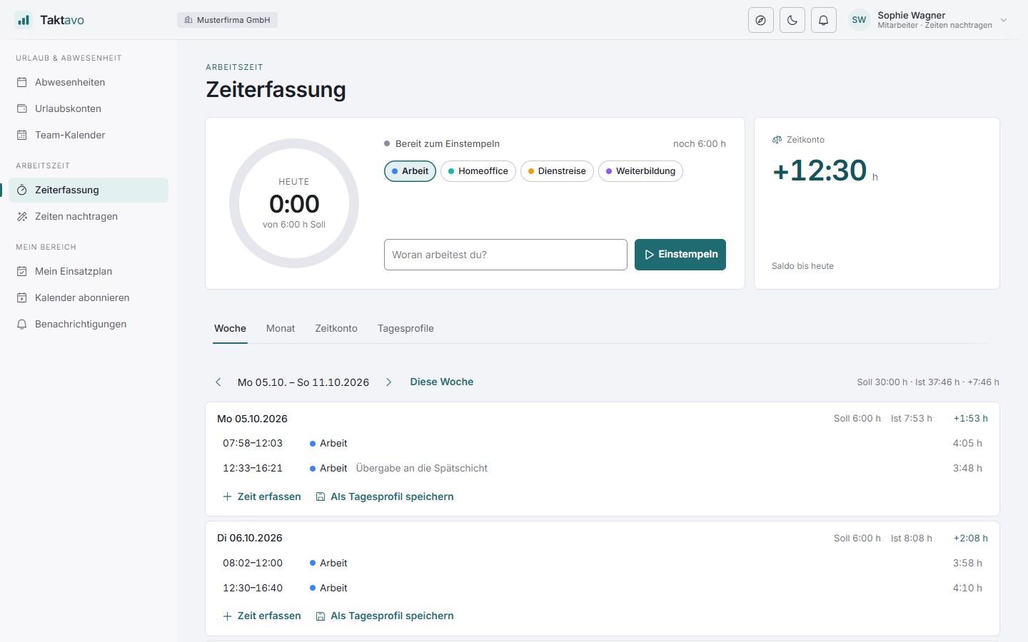 Zeiterfassung: Woche mit Stempeluhr, Einträgen und Soll/Ist je Tag